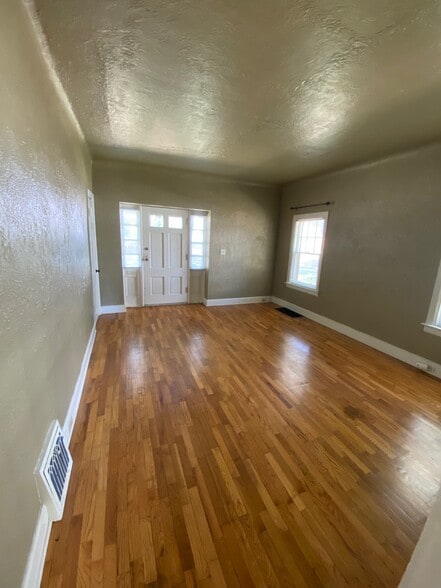 Primary Photo - 236 E Allegan St