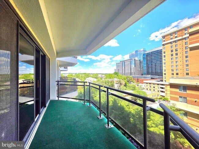 Building Photo - 1530 Key Blvd