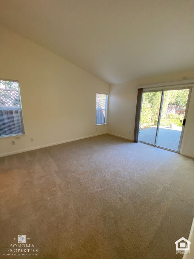 Building Photo - 4 Bedroom Eastside Gem!