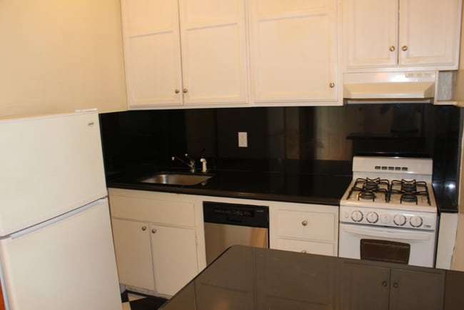 Building Photo - 638 S Cloverdale Ave