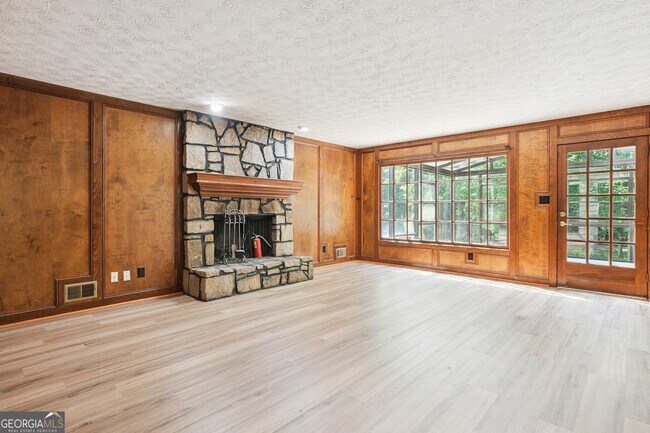 Building Photo - 5206 Clearwater Dr SW