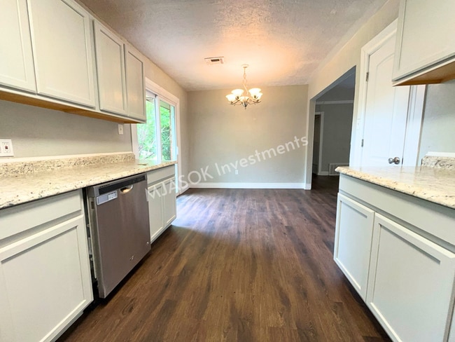 Building Photo - 2709 NW Hilltop Dr