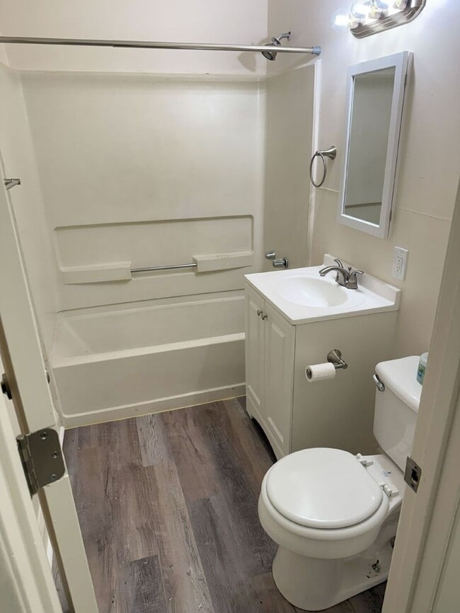 Building Photo - 3 BR 1 BA newly remodeled home!
