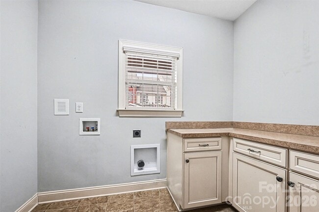 Building Photo - 5623 Triveny Rd