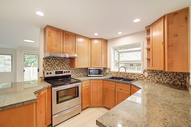 Building Photo - 2bd/2.5ba Kirkland Townhome