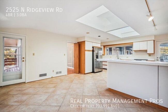 Building Photo - 2525 N Ridgeview Rd