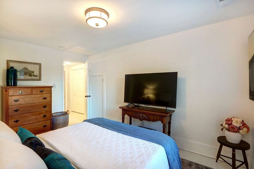 Building Photo - 306 E Victory Dr