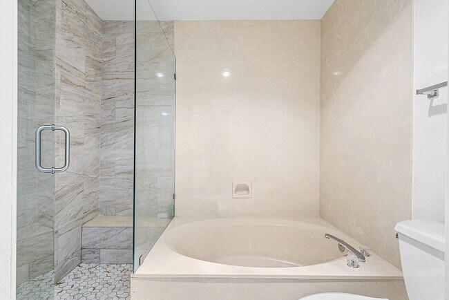 Building Photo - 5054 Golfview Ct