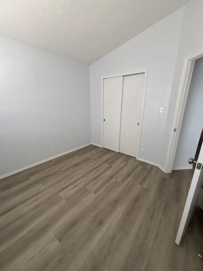 Building Photo - 5 Bedroom House