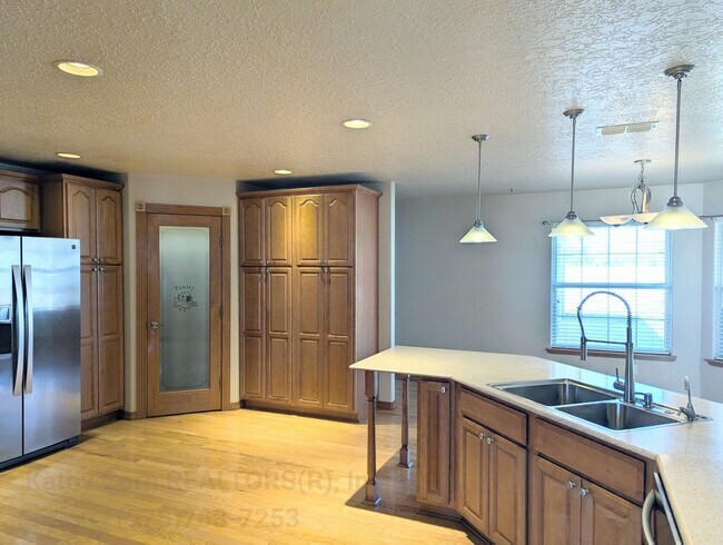 Building Photo - Luxurious Relaxation in Raintree