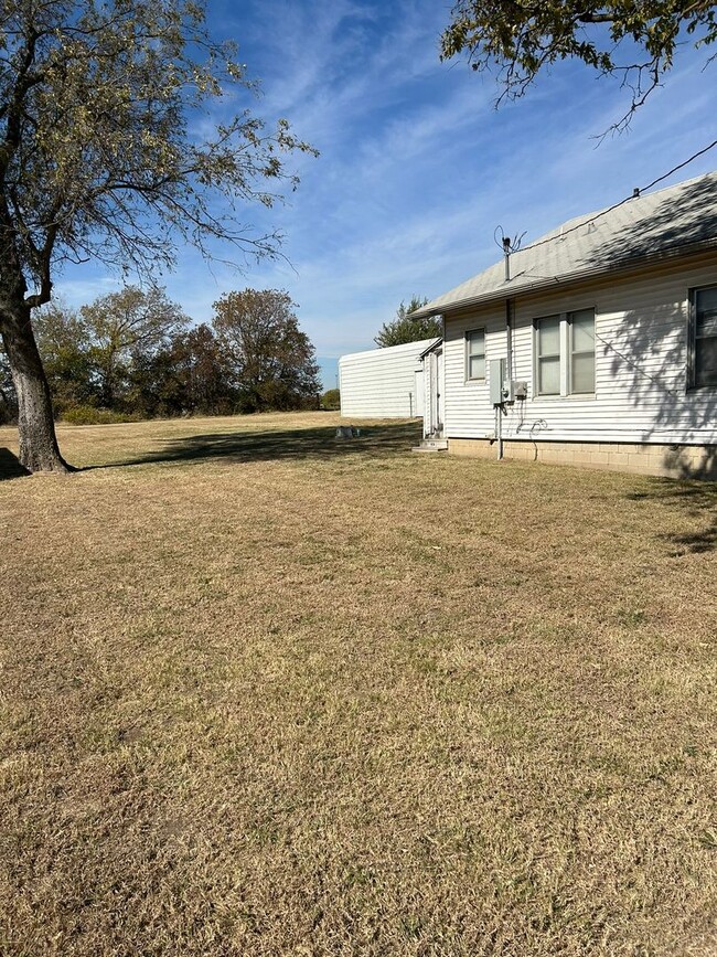 Building Photo - Nice 2 or 3 bedroom with covered front porch.