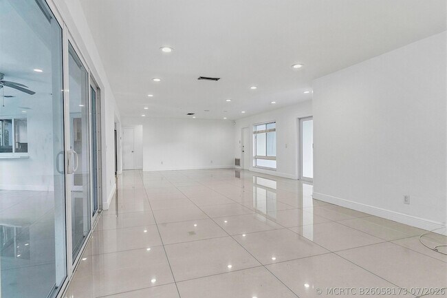Building Photo - 2910 NE 40th Ct