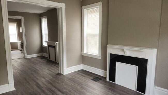 Building Photo - "Charming 3-Bedroom Retreat in the Heart o...