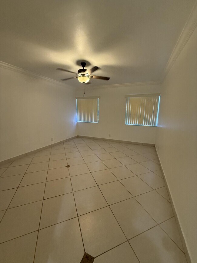 Building Photo - 153 W Laurel Dr