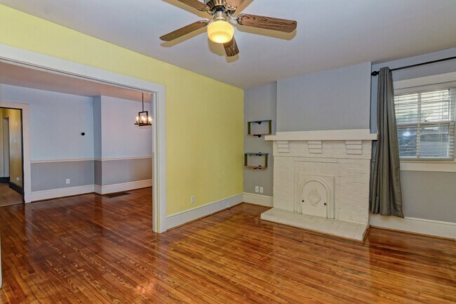 Building Photo - 2Br/2Bth House Walking Distance to Carolin...
