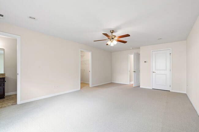 Building Photo - Beautifully Maintained 4BR/3.5BA End-Unit Townhome in Twin Lakes