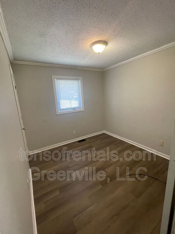 Building Photo - 695 Saxon Ave