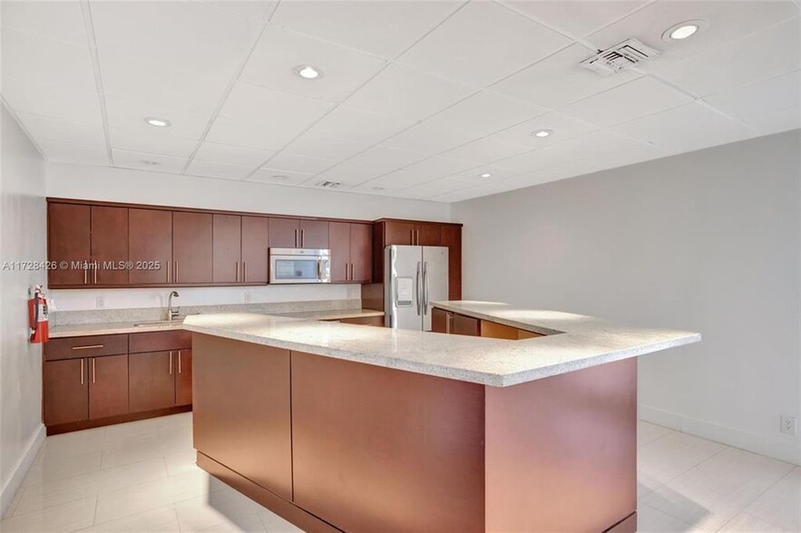 Building Photo - 3015 N Ocean Blvd