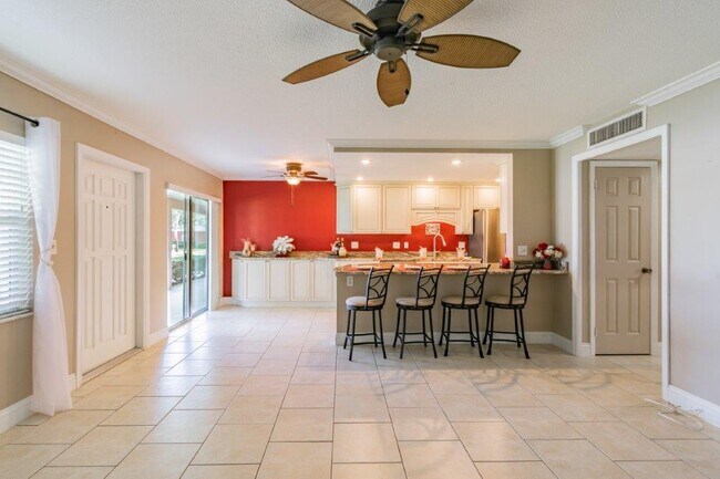 Building Photo - 650 Pinellas Point Dr S