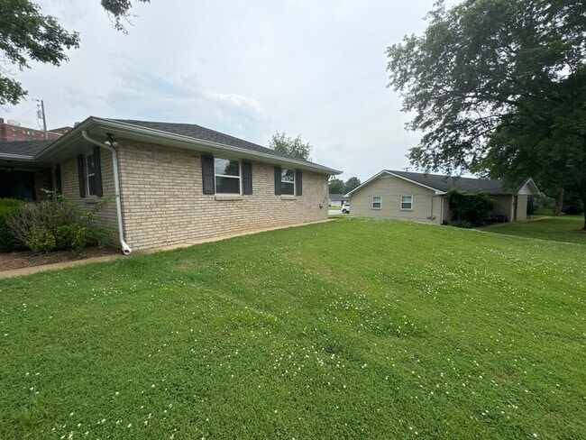 Building Photo - Newly Renovated Home in a Prime Location!