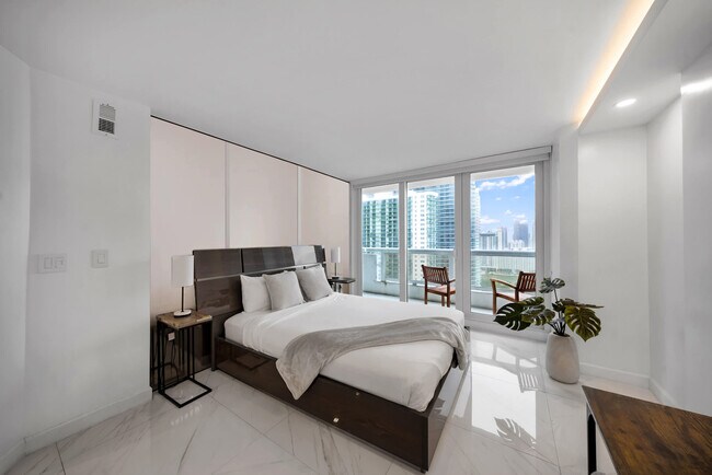 Building Photo - 1717 N Bayshore Dr