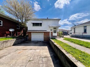 Building Photo - 3 Bedroom House