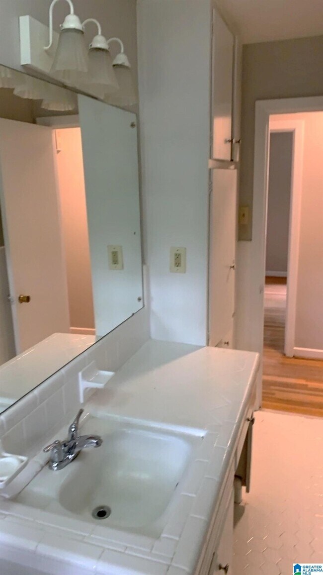 Building Photo - 1213 Oakwood St