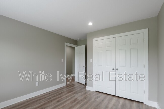 Building Photo - 250 N Shady Oaks Dr