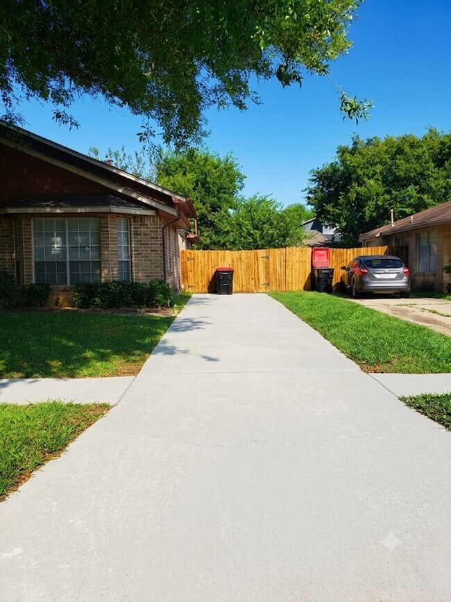 Building Photo - 17010 Pastoria Dr