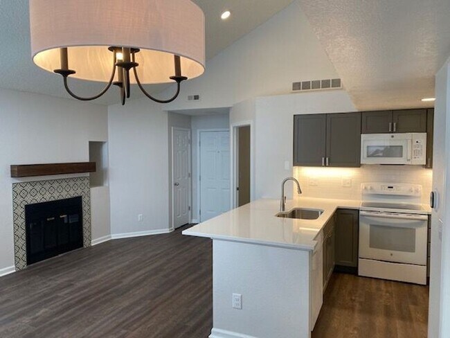 Building Photo - Bright Two Bedroom Condo at Powderhorn