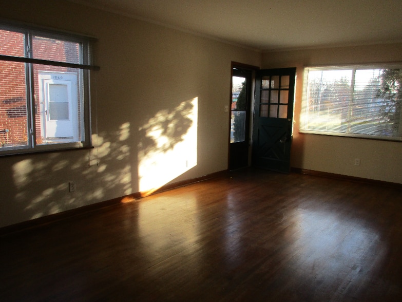 Building Photo - 1862 Kentwell Rd