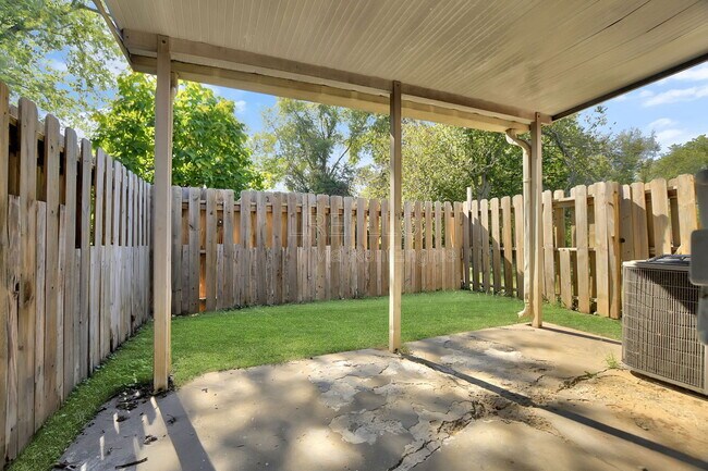 Building Photo - 817 Lancelot Ct