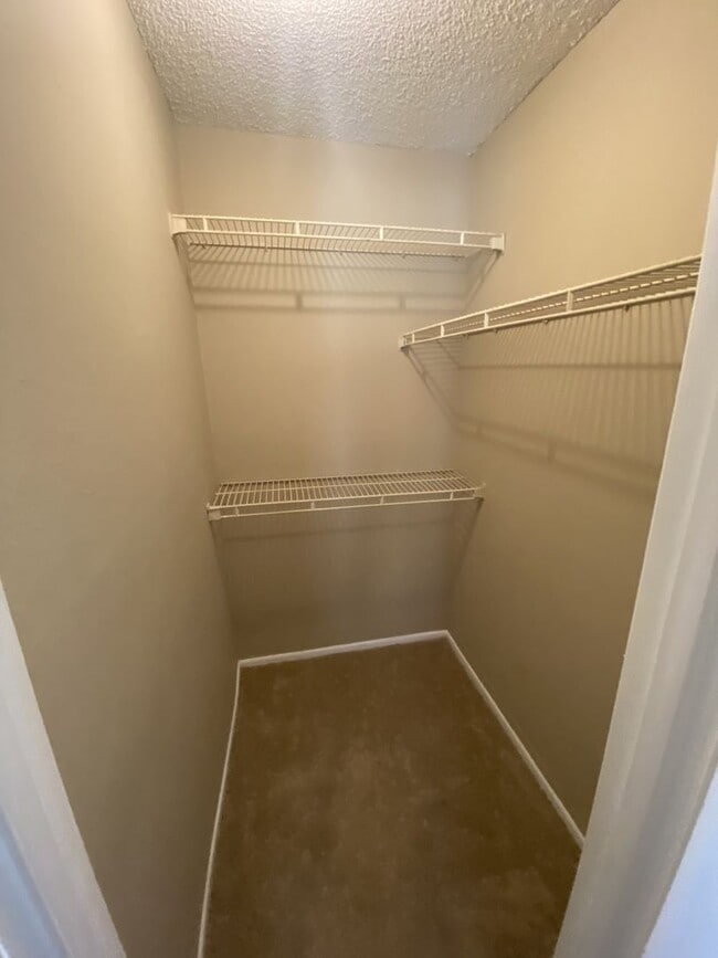 Building Photo - Large 2 bedroom 2 bath Condo