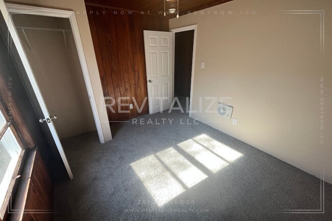 Building Photo - Cozy 2-Bedroom Duplex with Vintage Charm &...