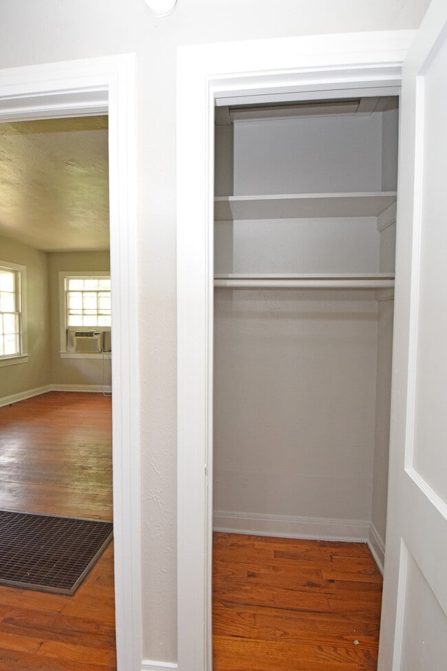 Building Photo - Cherrywood Charmer! 2/1 Avail for August!