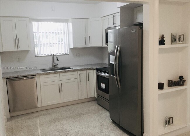 Building Photo - 18280 S Glades Dr