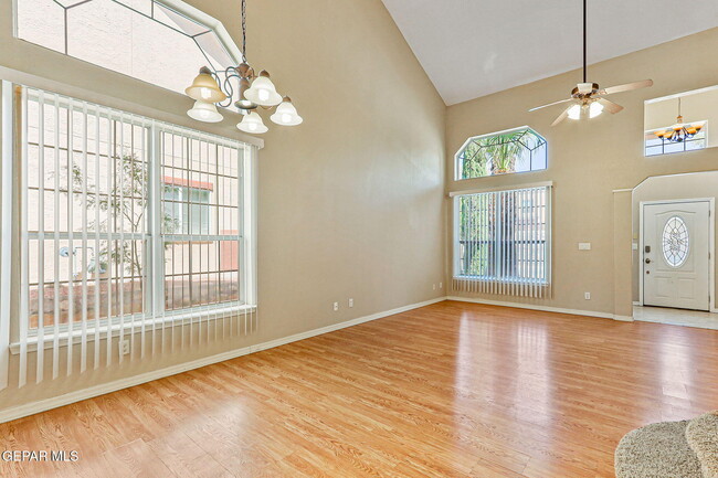 Building Photo - 951 Via Descanso Dr