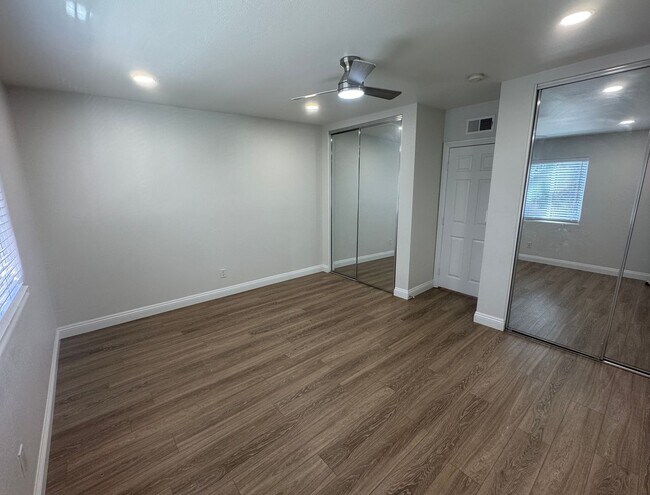 Building Photo - 2 Bedroom Townhome Remodeled
