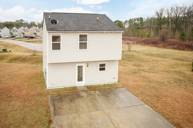 Building Photo - Move In Ready Lillington Home!