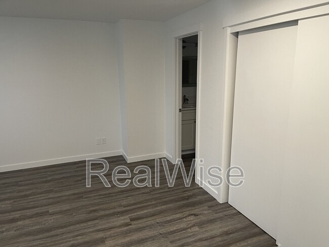 Building Photo - 4292 Meadowbrook Ct NE