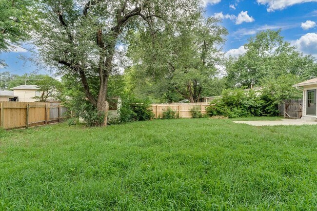 Building Photo - Three Bedroom Home in Derby!