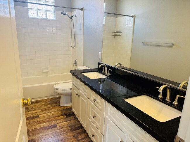 Building Photo - Stunning Two-Story Home in Sterling Hills Fairways