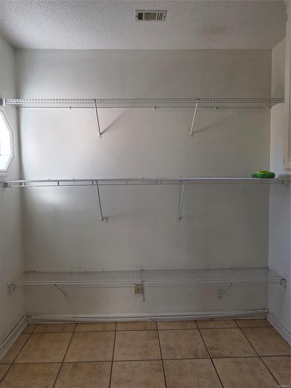 Building Photo - 2230 Kingsbury Dr