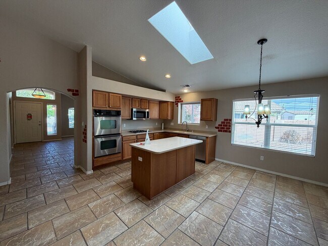Building Photo - 3 Bedroom Single Story Home Available Near Dellyne Ave NW & Unser Blvd NW!
