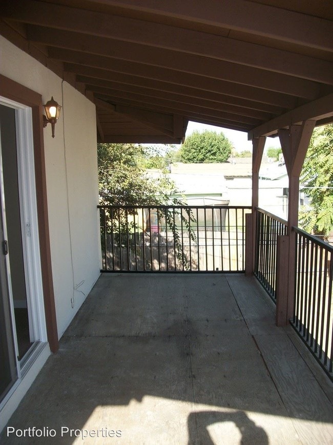 Building Photo - 811 1/2 Woodrow Ave