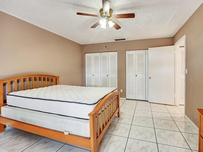 Building Photo - 1165 Summit Trail Cir