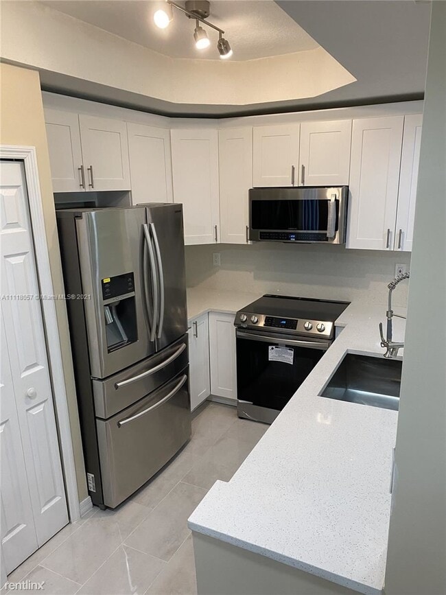 Building Photo - 3 br, 2.5 bath Townhome - 10671 SW 7th St ...