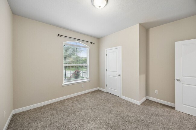 Building Photo - You won't believe it, move-in ready 3/2 in the sought after Bridgeview Community.