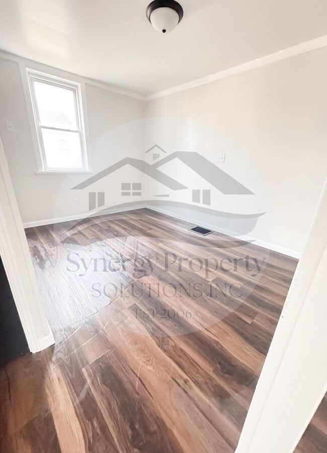 Building Photo - Madison Home