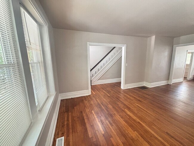 Building Photo - 4 Bedroom, 2 Full Baths Harrisburg House for Rent